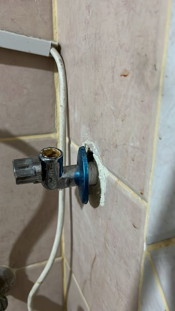 Sancaktepe tesisatçısı lavabo tıkanıklığı açma işlemi yaparken